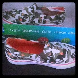 Boys memory foam canvas shoes size 11/12